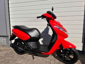 Peugeot Kisbee E4 Red tweedehands bromscooter 