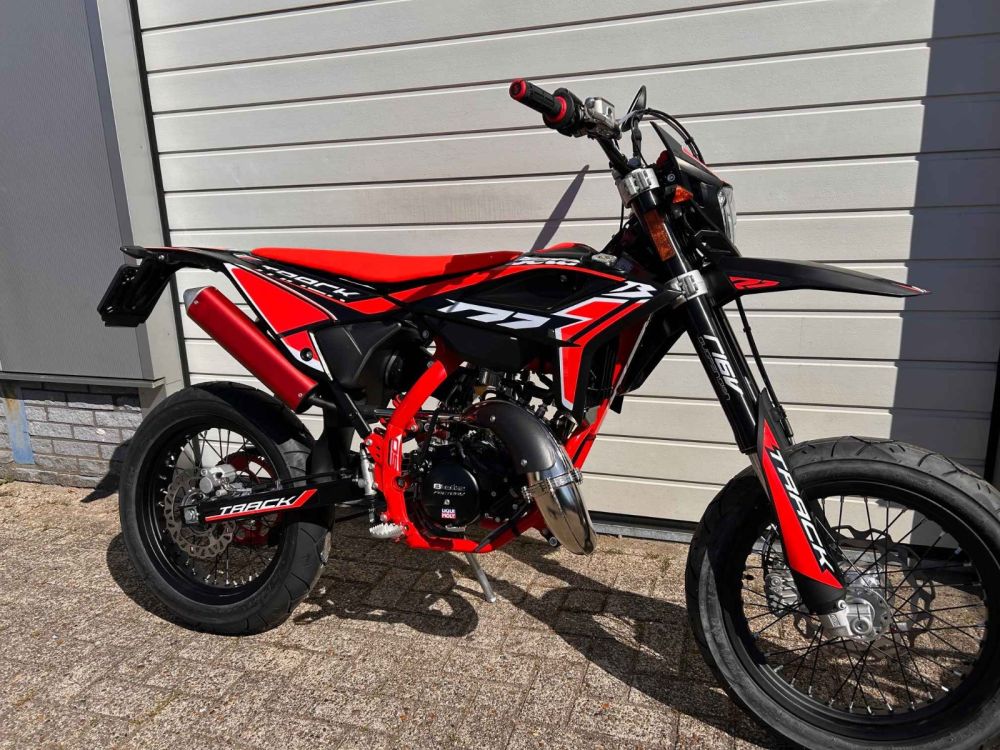 Beta RR 50 Motard Track E5 in de kleur Rood/Zwart jaar garantie!